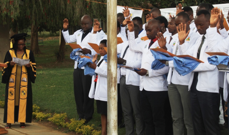 Fresh Master of Clinical Pharmacy Student take the oath in the presence of the Dean of the Faculty of Medicine
