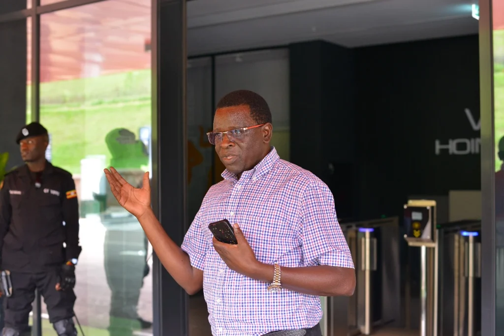 Eng: Moses Ogeny head to the team at the stadium